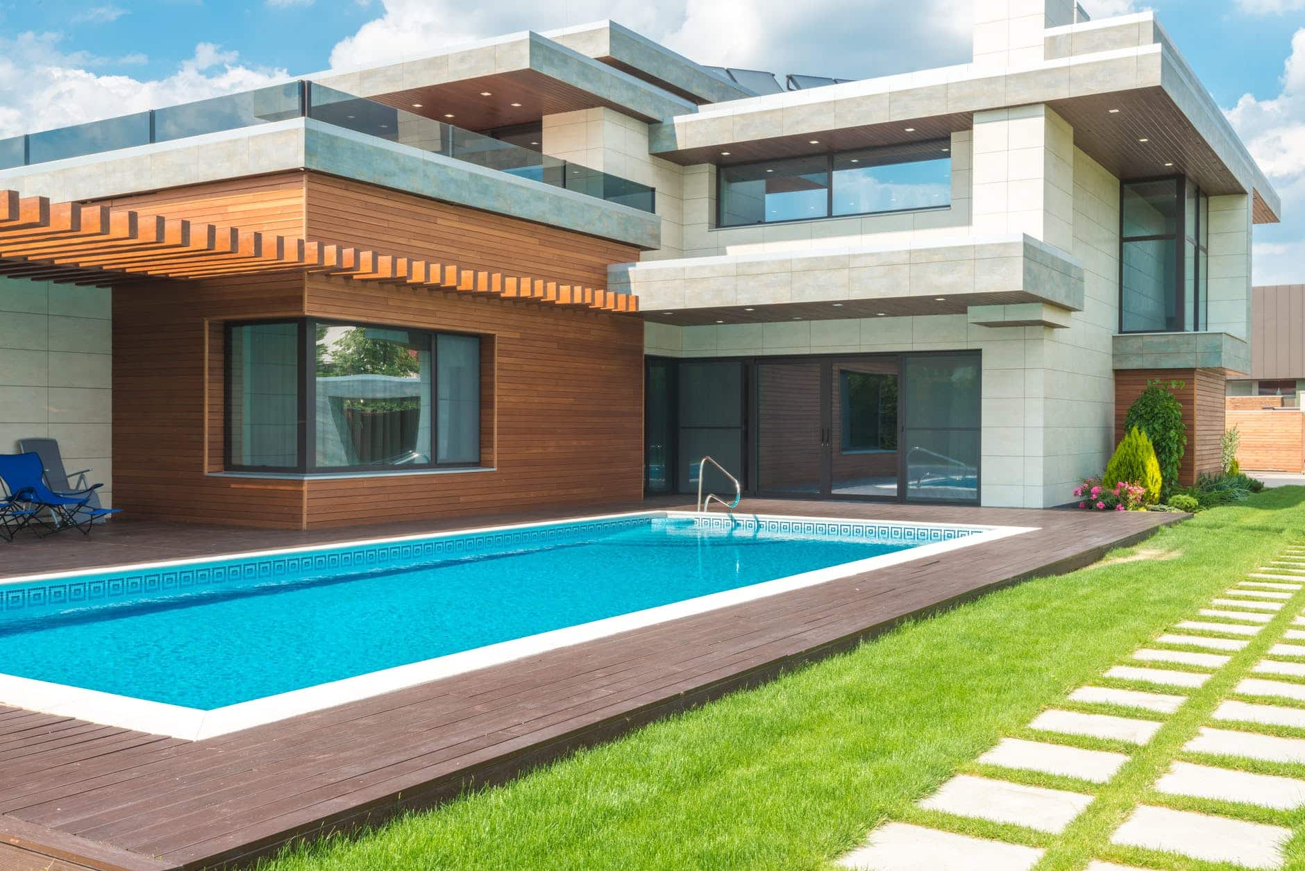 Terrasse en bois autour d'une piscine hors-sol : construction