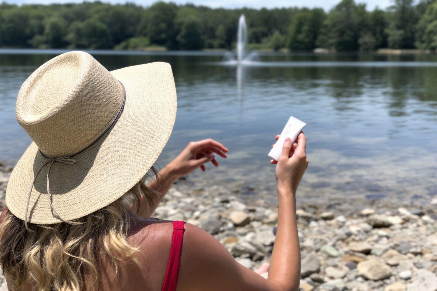 accessoires indispensables pour un pique-nique chic au bord d’un lac